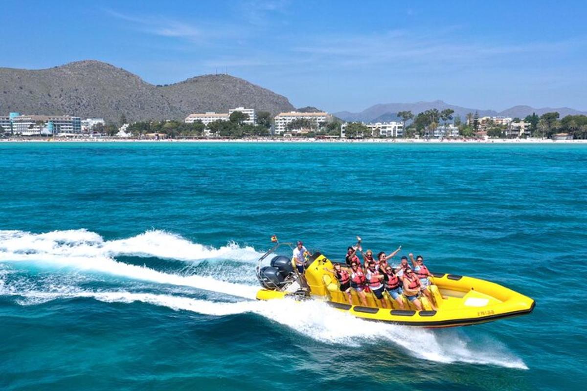 un gruppo di persone su una banana boat in acqua
