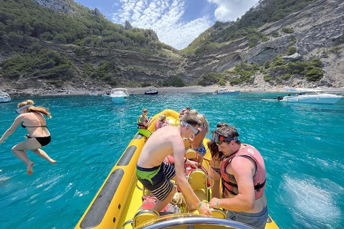 un gruppo di persone su una zattera in acqua