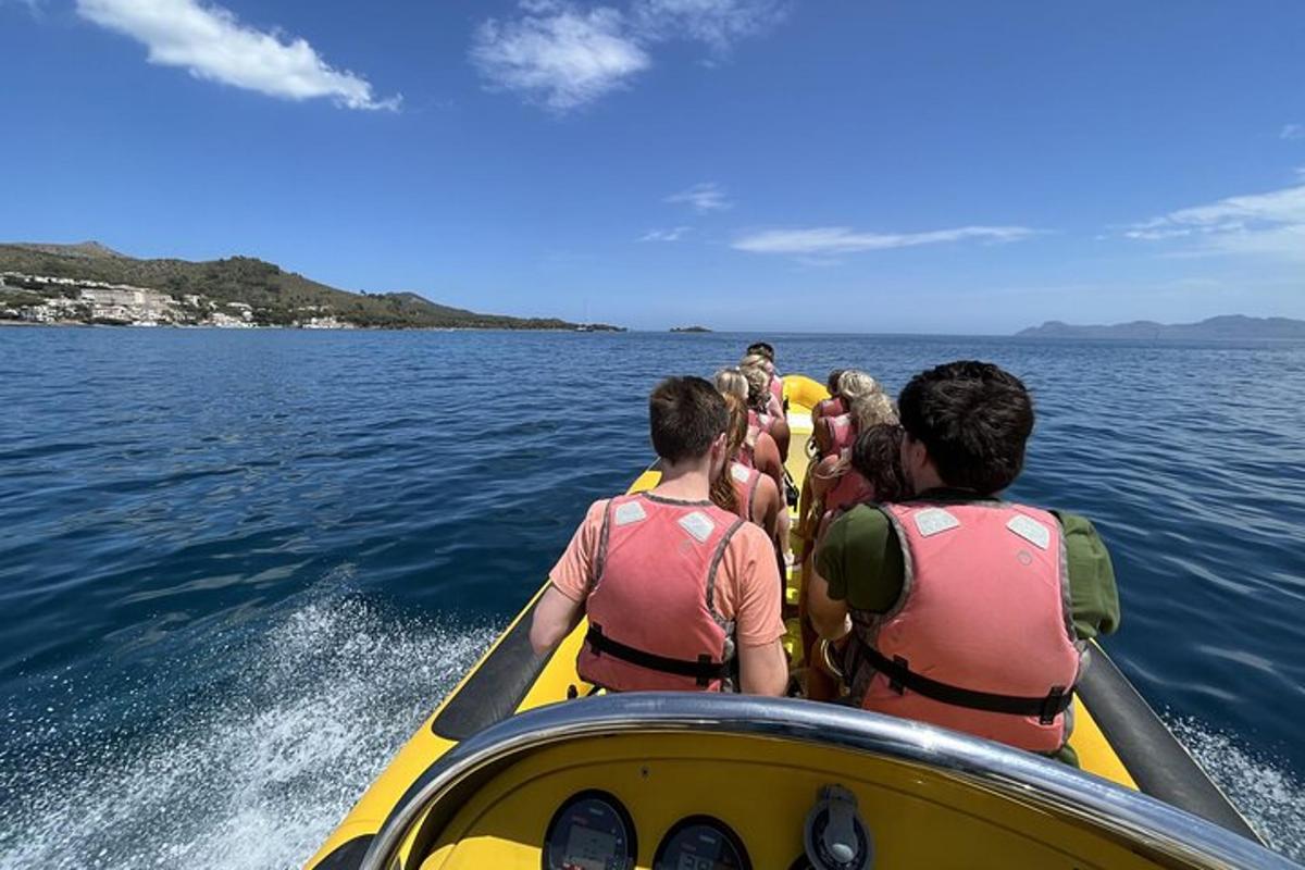 isang grupo ng mga tao sa isang bangka sa tubig