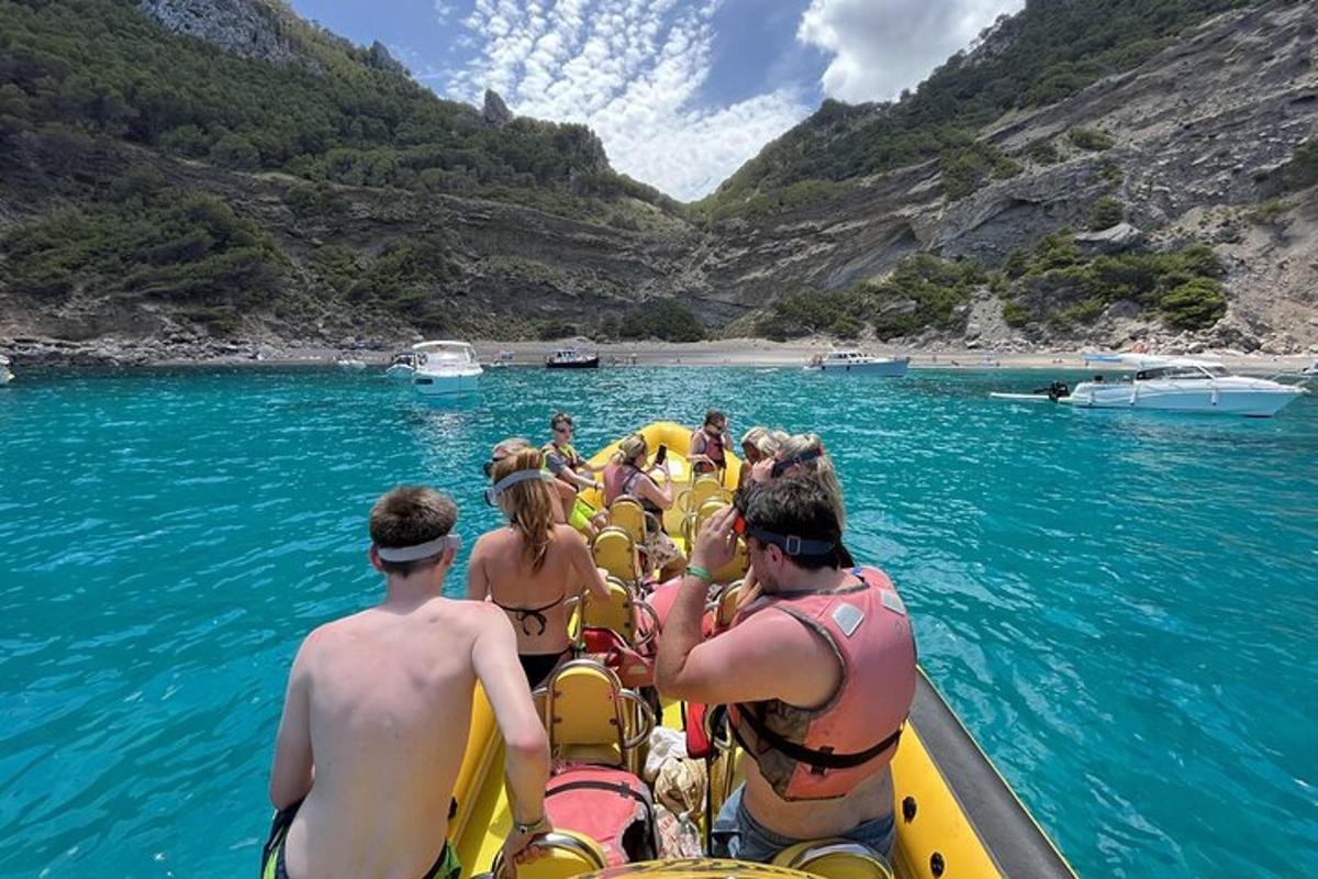 un gruppo di persone su una barca in acqua