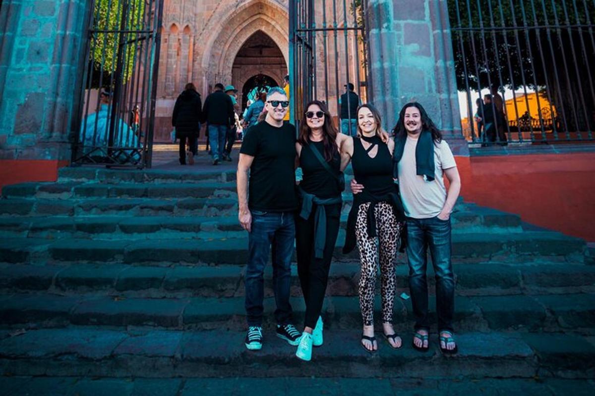 un grup de persones dempeus davant d'un edifici