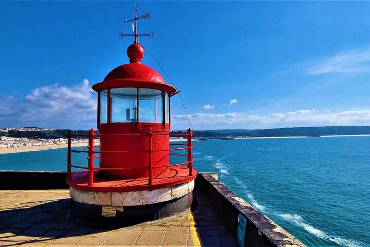 um farol vermelho em um píer próximo à água
