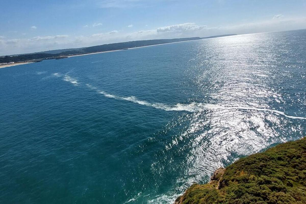 uma vista aérea de um grande corpo de água