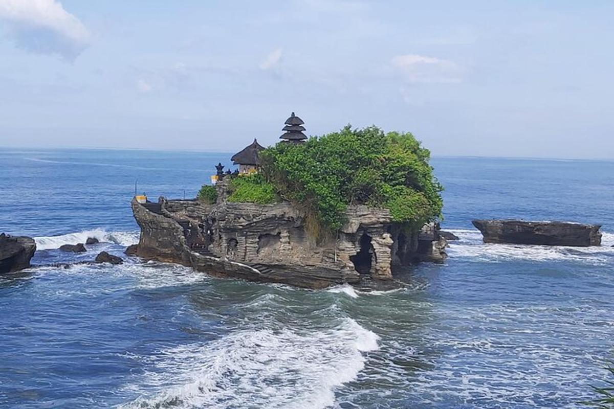 một hòn đảo nhỏ trên đại dương có người ở trên đó