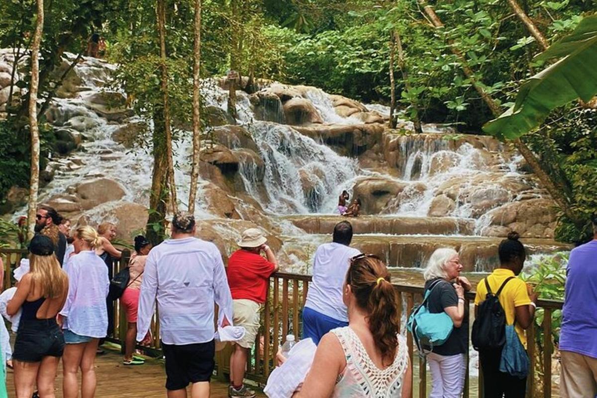 eine Gruppe von Menschen steht vor einem Wasserfall