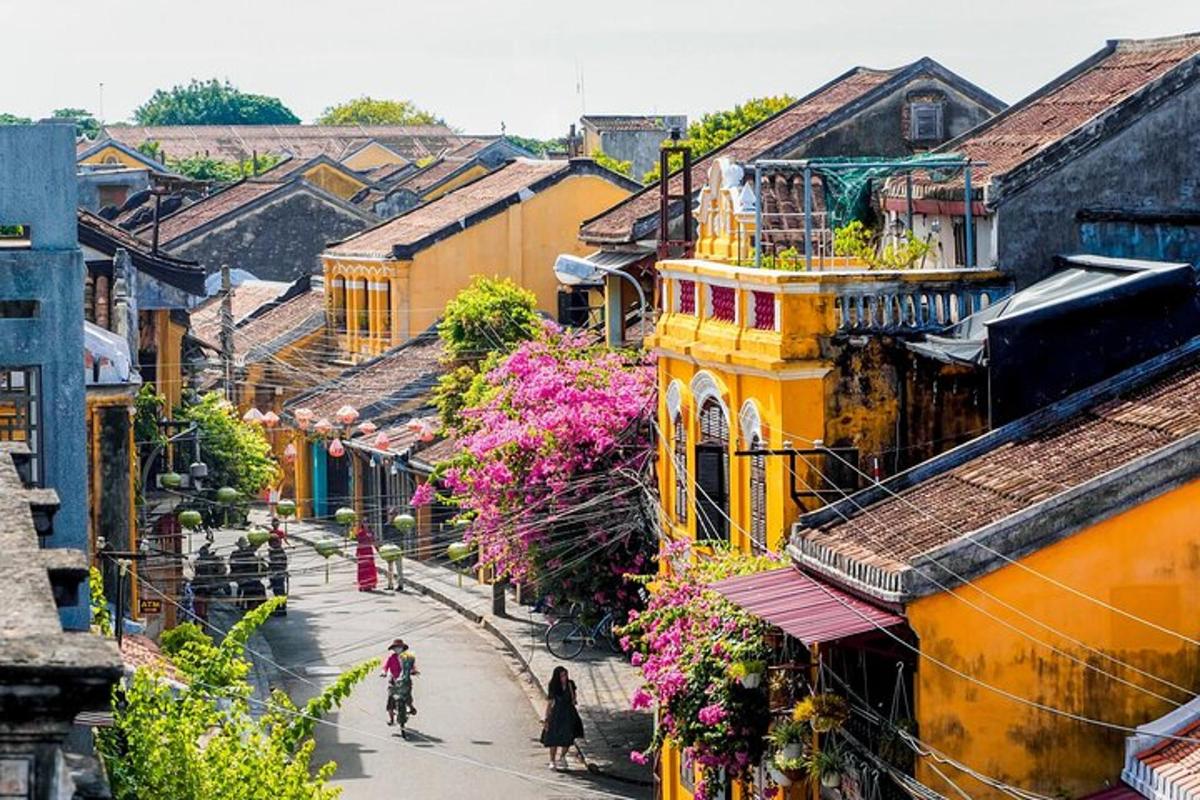 một góc nhìn từ trên cao của một con phố thành phố với các tòa nhà