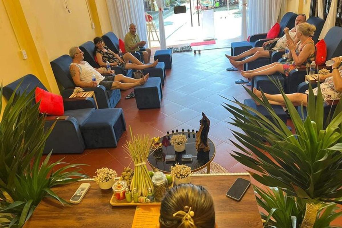grupp inimesi, kes istuvad ooteruumis toolidel