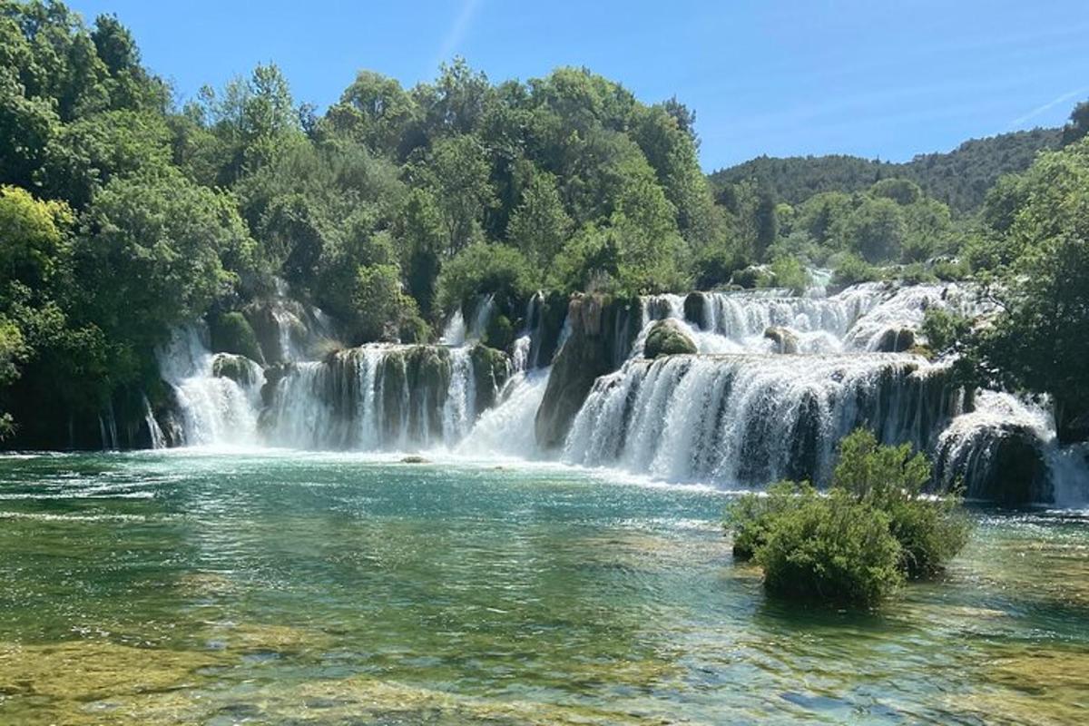 водопад усред реке