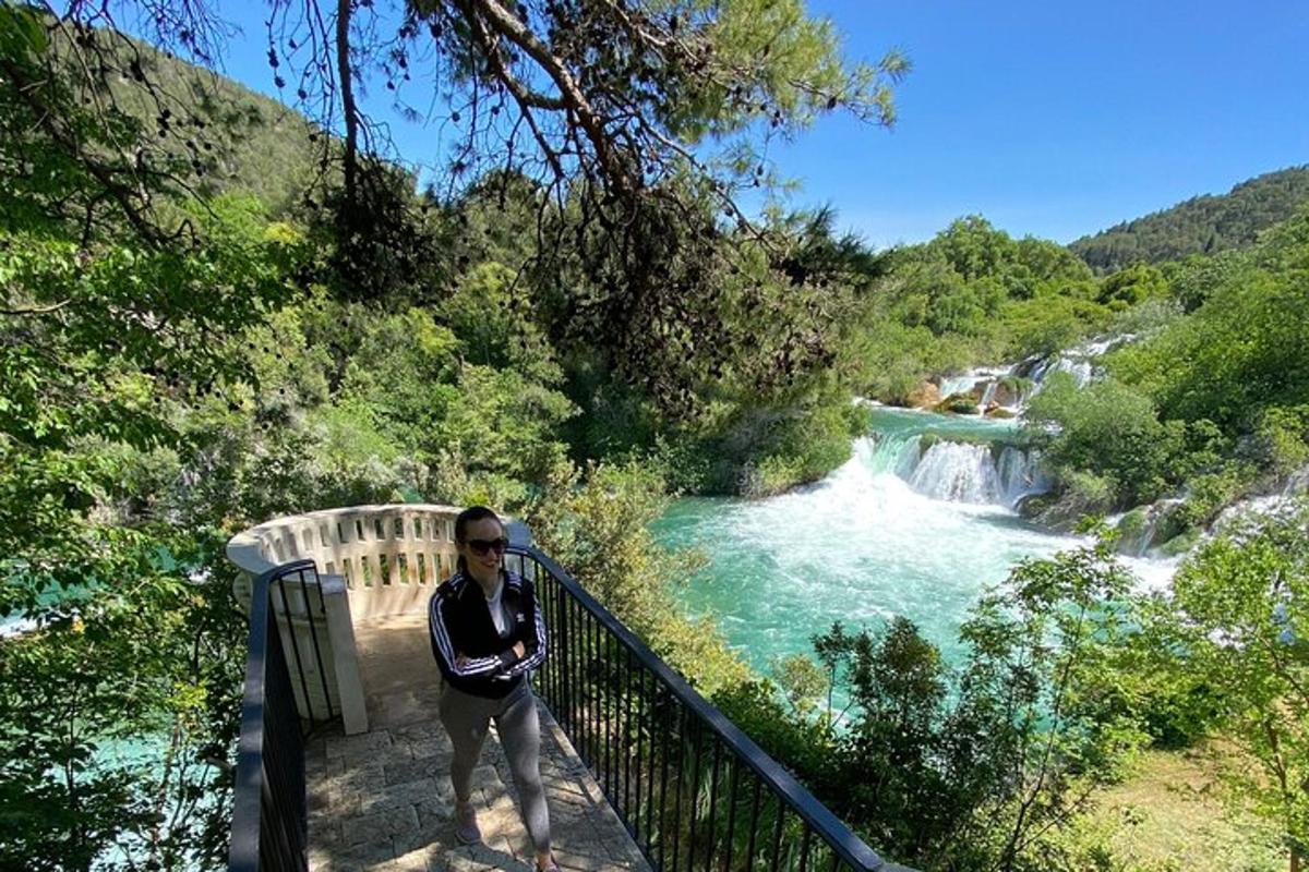 un uomo in piedi su un ponte accanto a un fiume