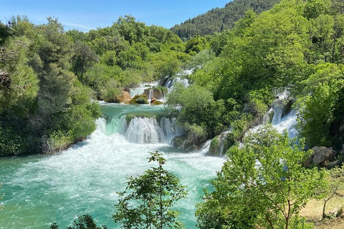 река са водопадима усред шуме