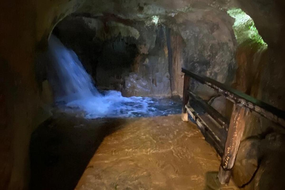 un tunnel con una cascata in una grotta