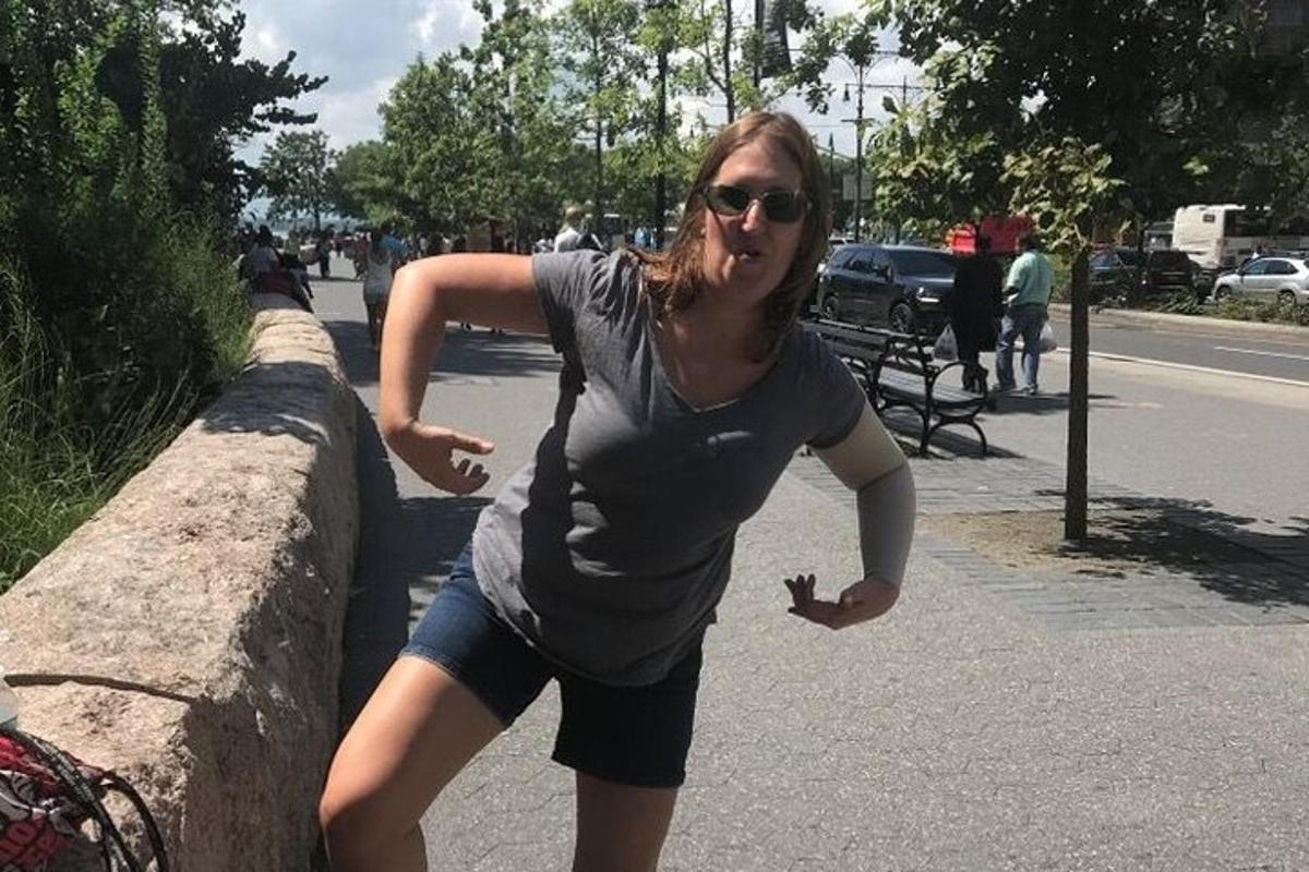 Una mujer está apoyada contra una pared