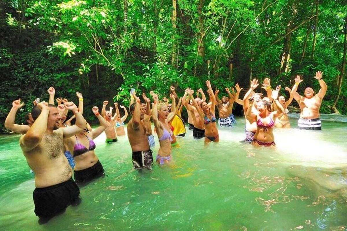 sekumpulan orang di dalam air di sungai