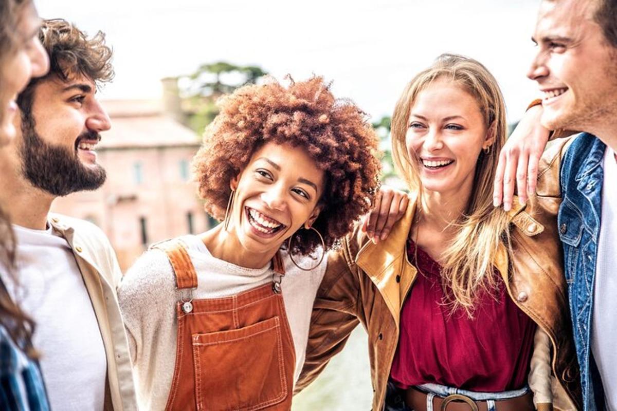 un gruppo di persone che stanno insieme e ridono
