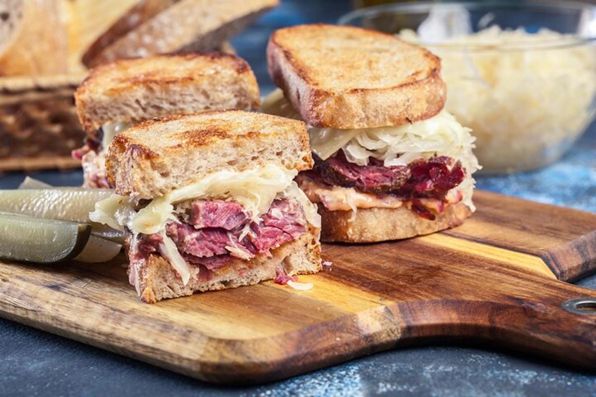 un panino tagliato a metà su un tagliere di legno
