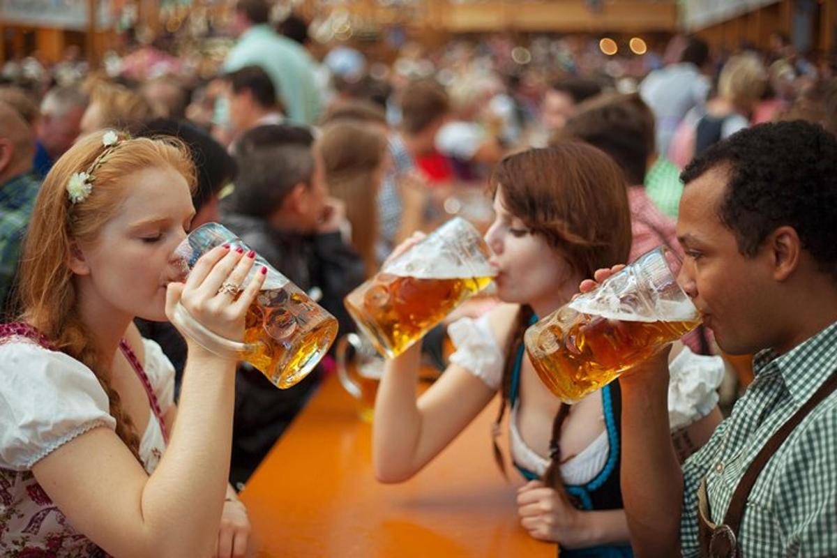 skupina lidí pijících pivo v baru