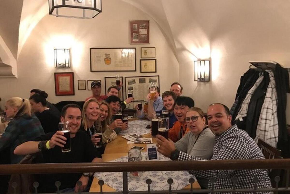 skupina lidí sedících u stolu s nápoji