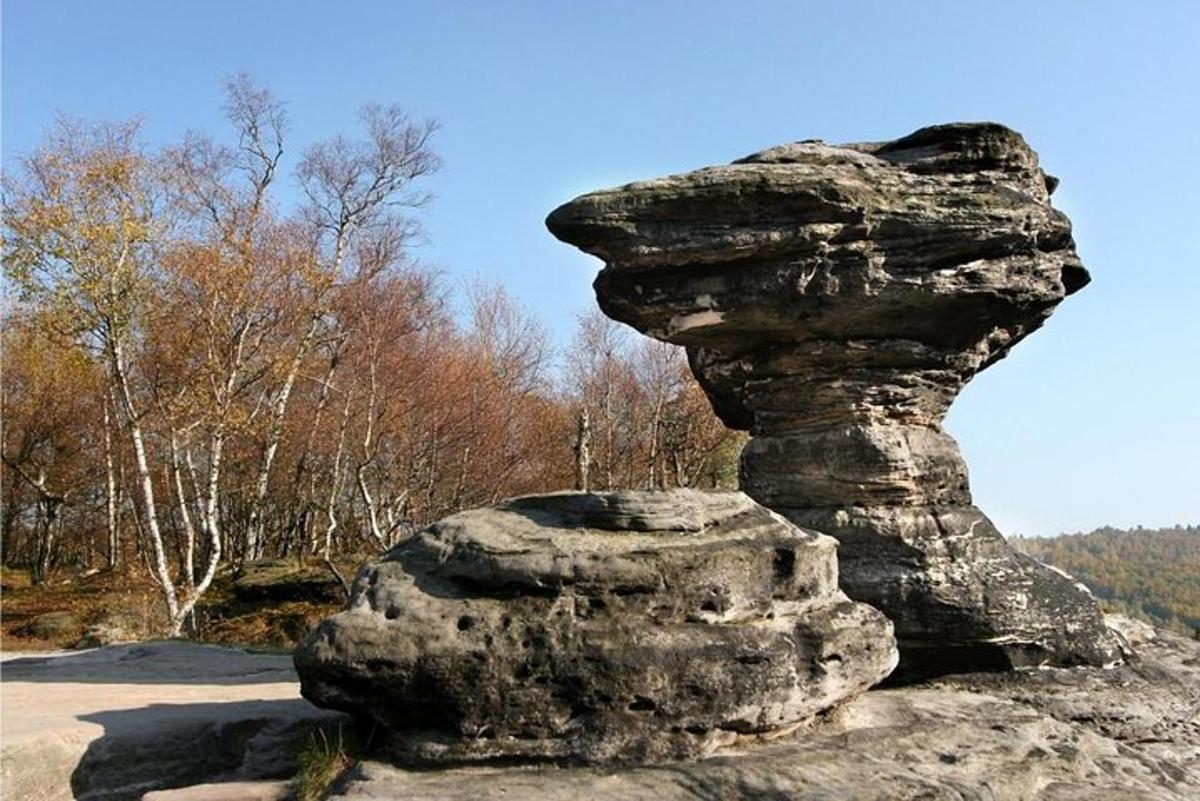 una formazione rocciosa in cima a una montagna