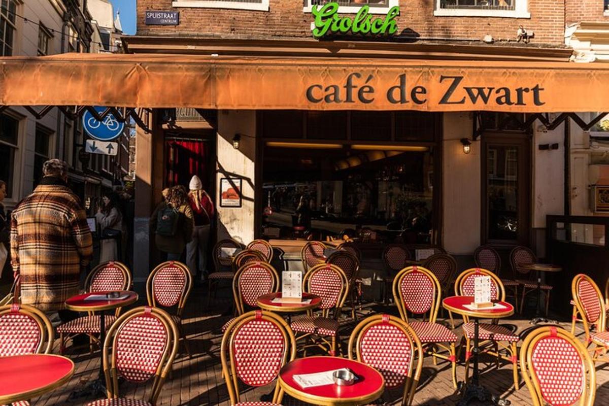 un groupe de tables et de chaises devant un café de waart