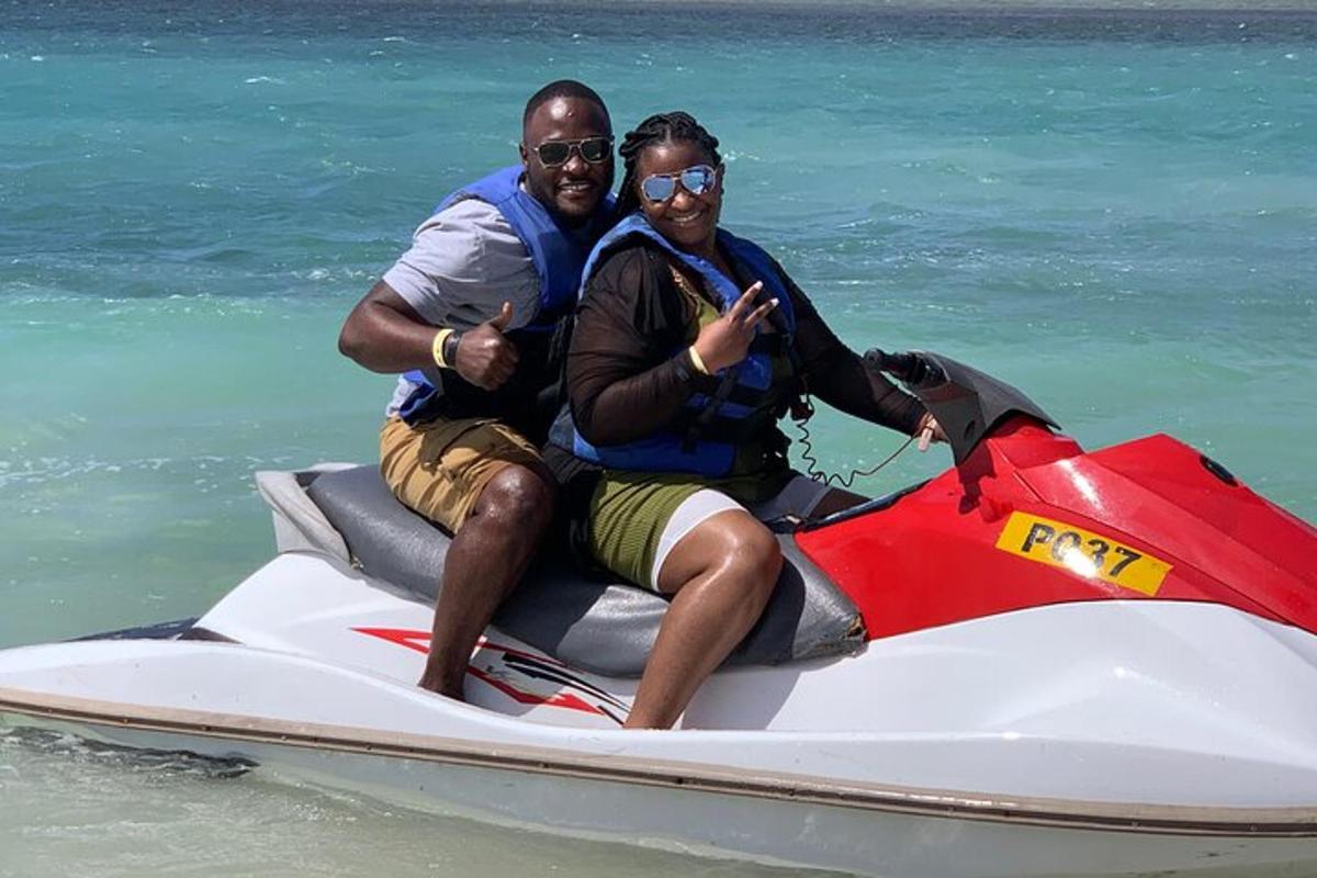 zwei Männer fahren auf einem Jetski im Meer
