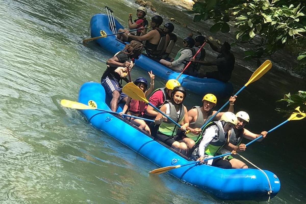 eine Gruppe von Menschen beim Rafting auf einem Fluss
