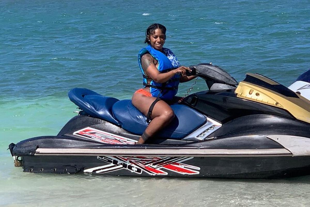 eine Frau, die auf einem Jetski im Wasser sitzt