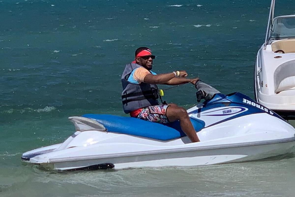 ein Mann, der auf einem Jetski im Wasser fährt