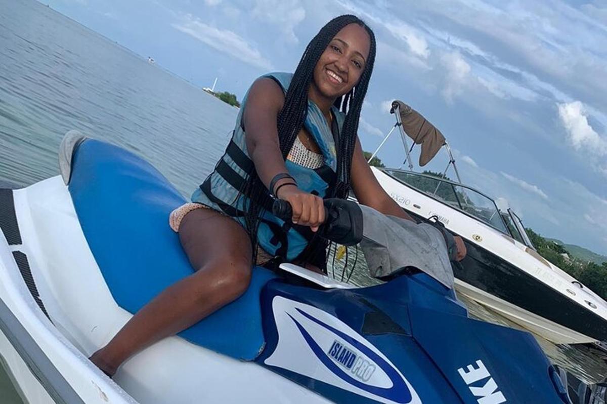 eine Frau sitzt auf einem Jetski auf dem Wasser