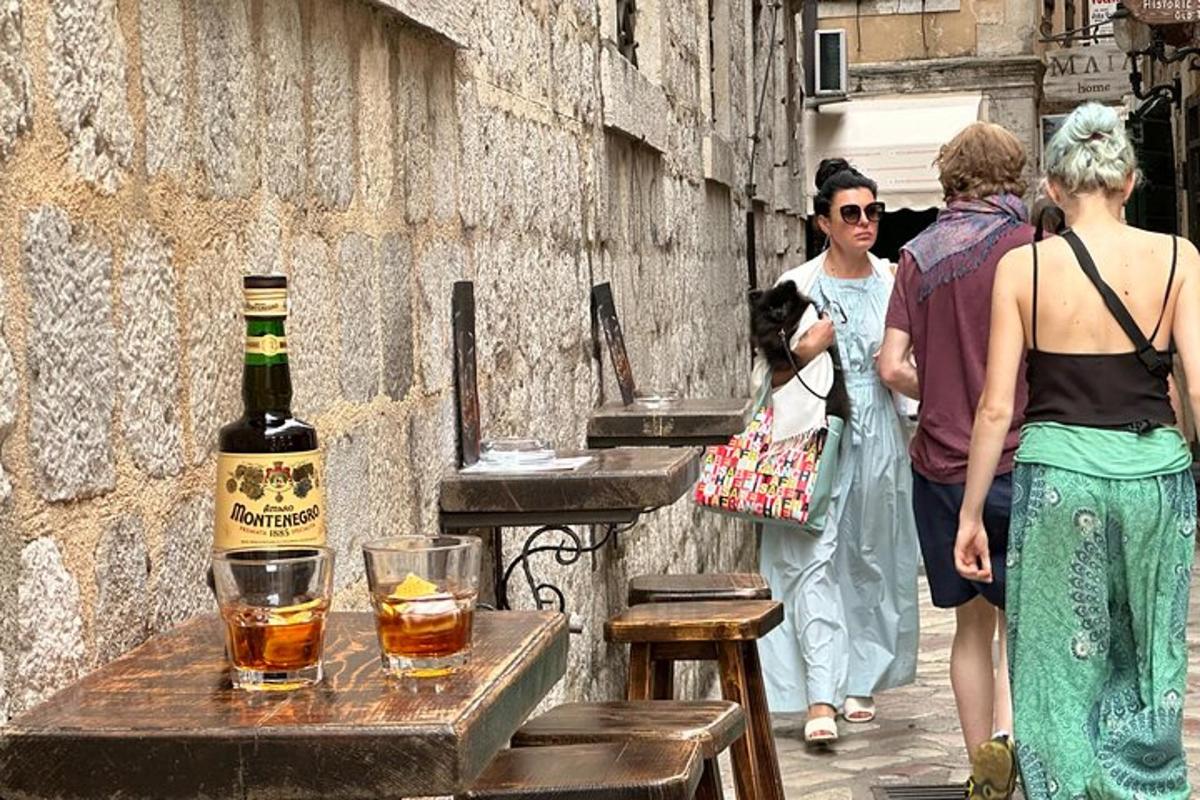 steklenica vina na mizi s pijačo