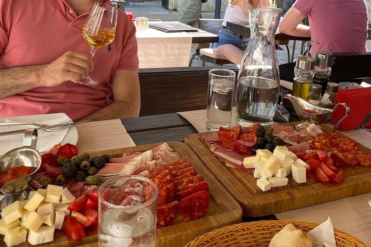 inimene istub laua taga toidutaldrikuga