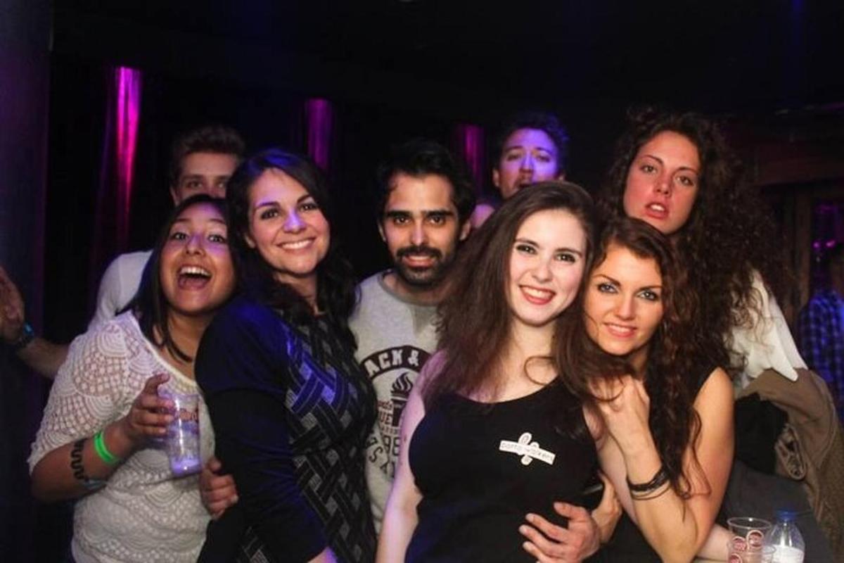 eine Gruppe von Menschen, die auf einer Party für ein Foto posieren