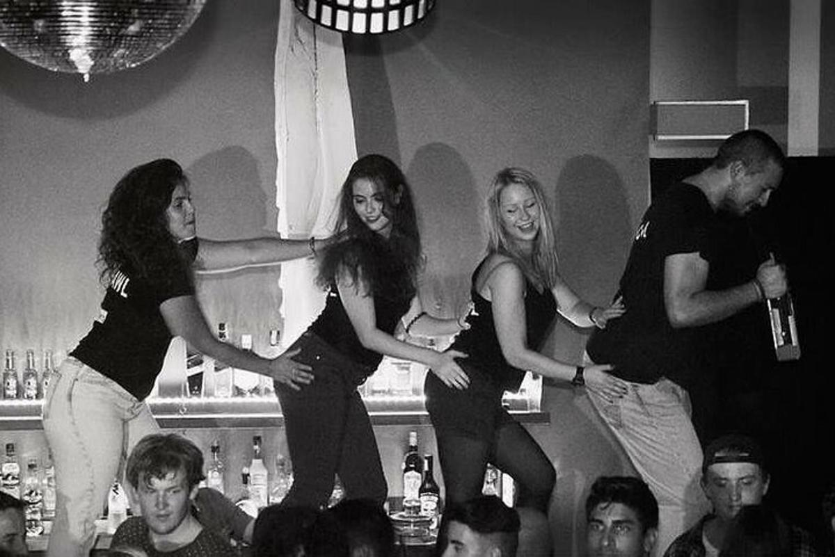 un grup de persones ballant en un bar