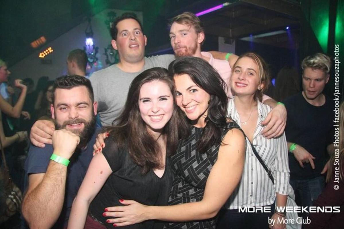 eine Gruppe von Menschen, die auf einer Party für ein Foto posieren