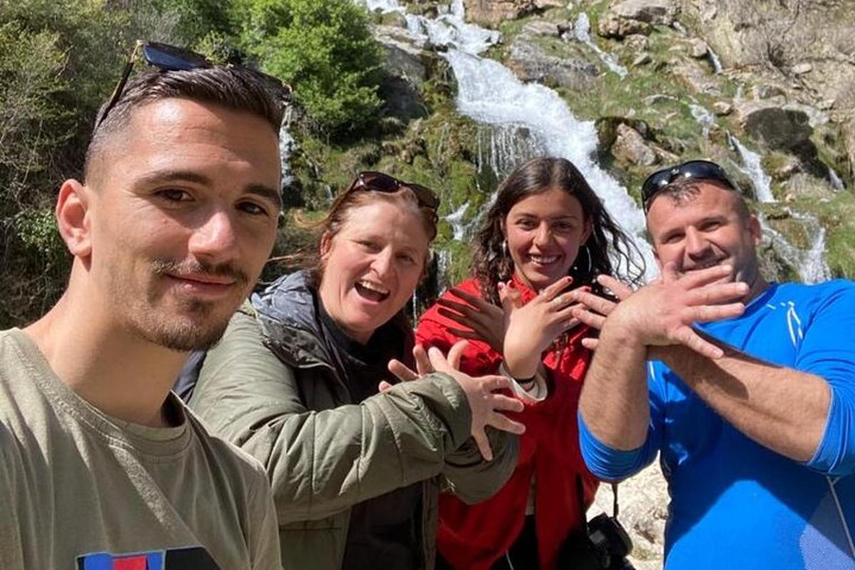 група людей, що стоять перед водоспадом