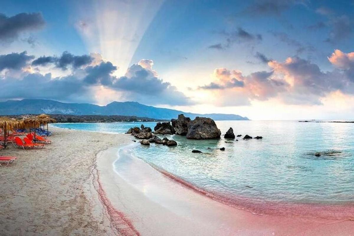 una spiaggia con rocce nell'acqua con un cielo nuvoloso
