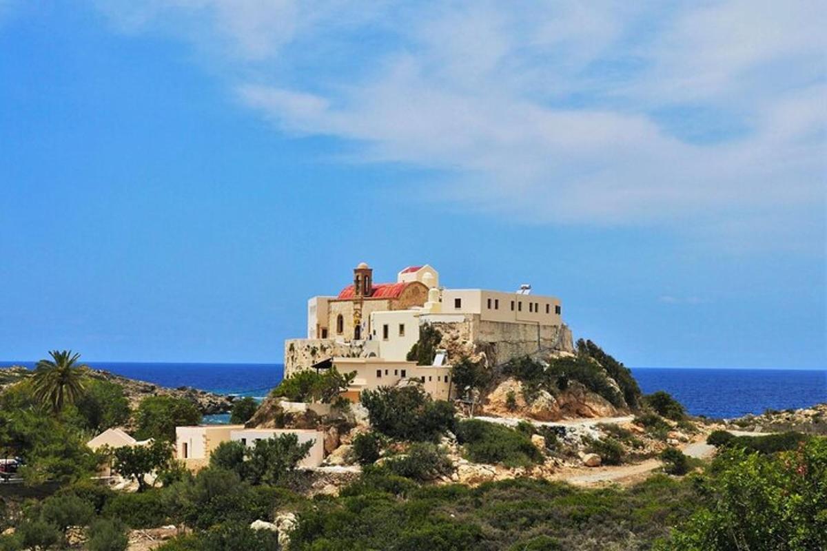 una casa su un'isola in mezzo all'oceano