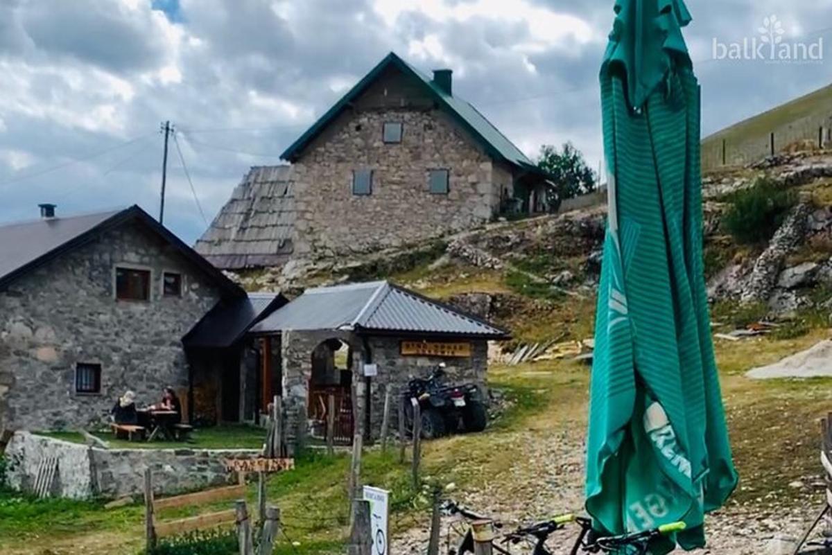 un edifici dalt d'un turó amb una bicicleta al davant