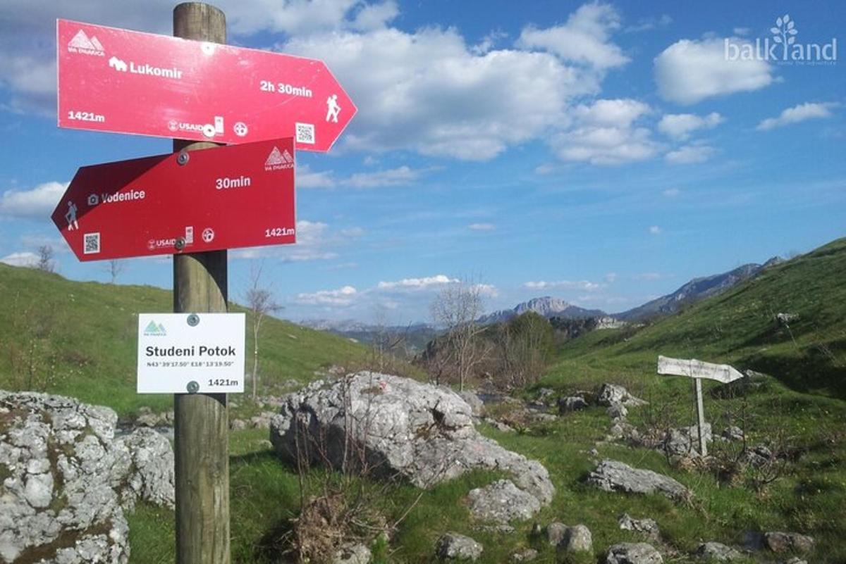 dua tanda merah pada tiang di atas gunung