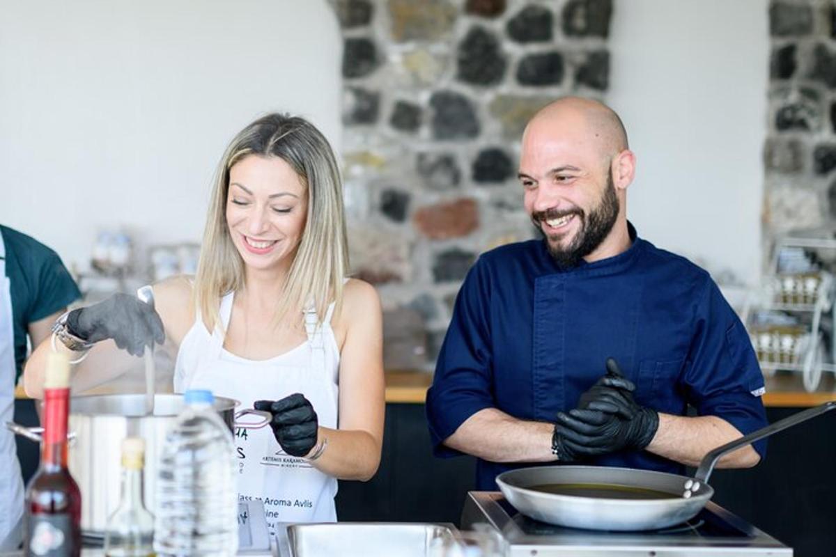 un homme et une femme préparent de la nourriture dans une cuisine