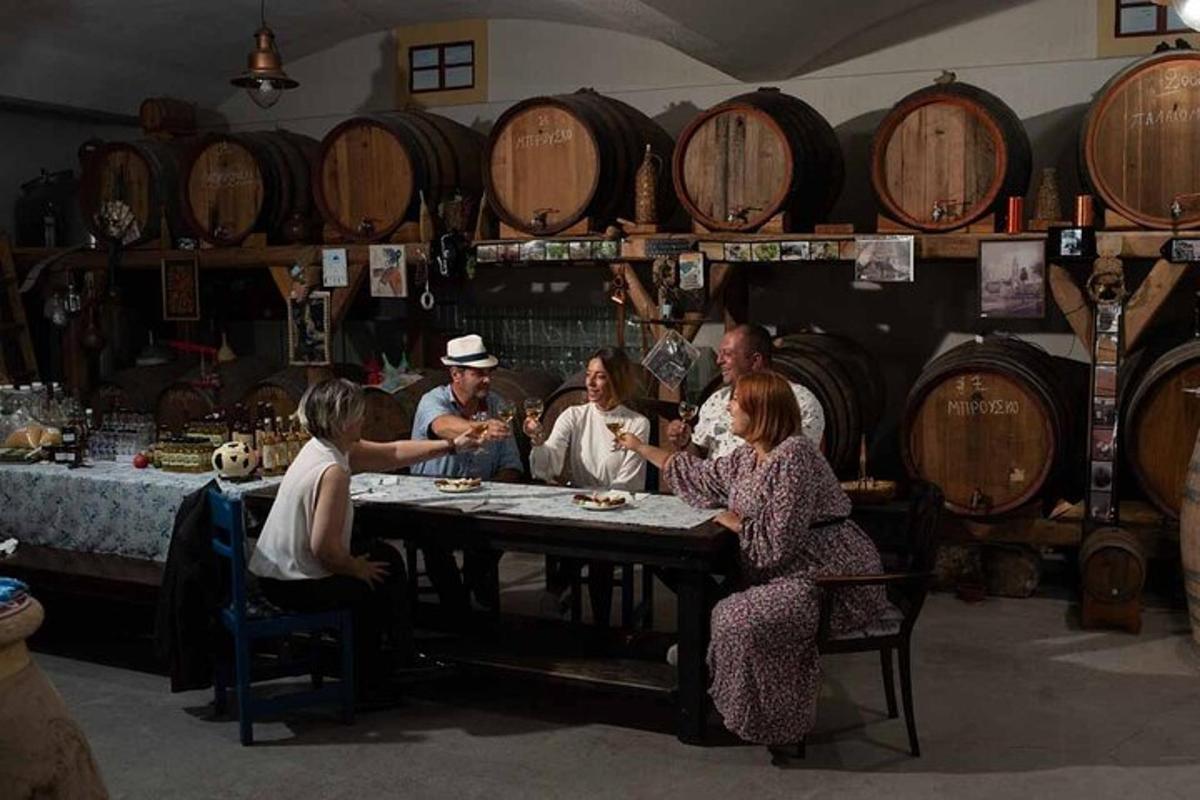 skupina lidí sedících u stolu ve vinném sklepě