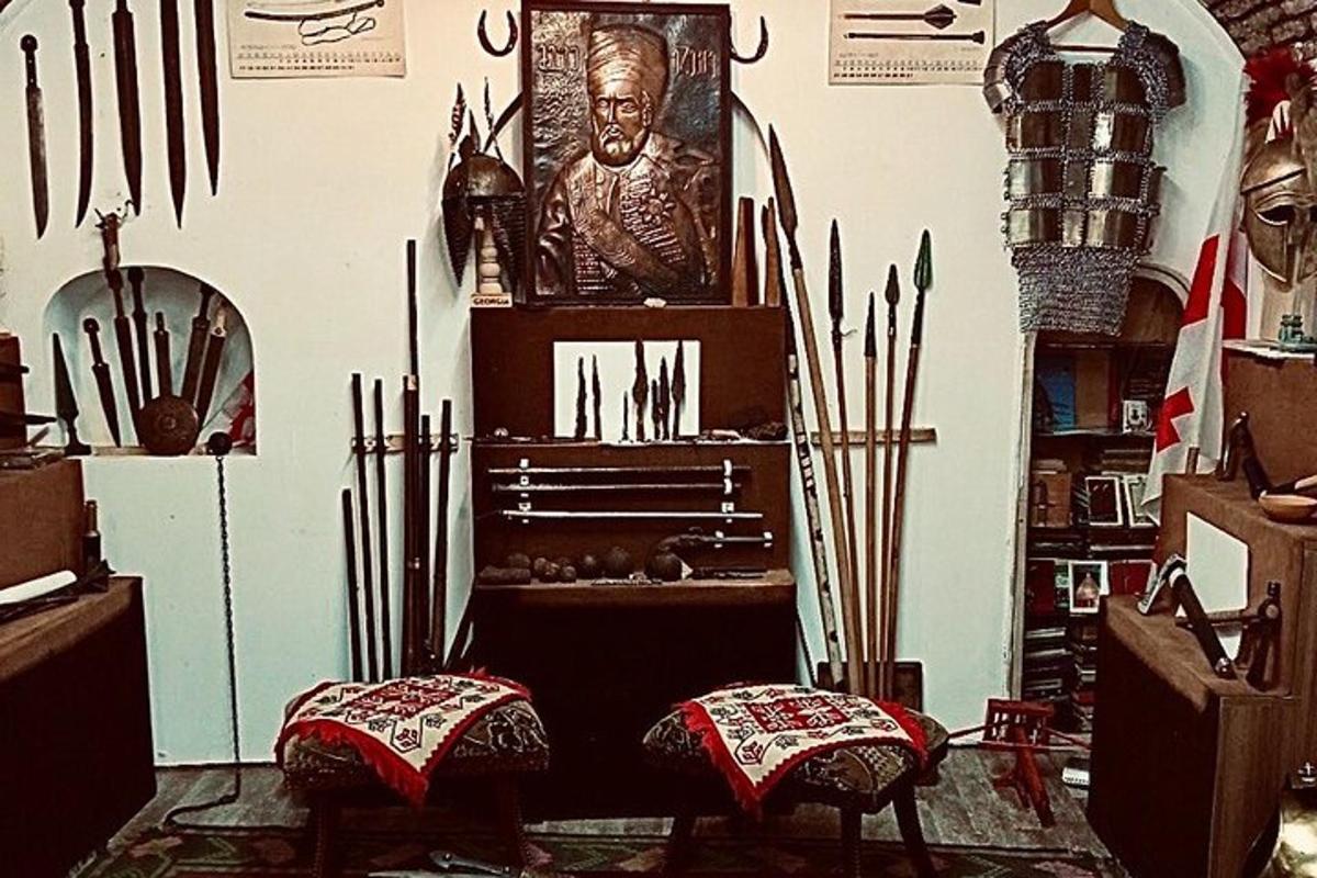 غرفة بها تمثال لإله على الحائط