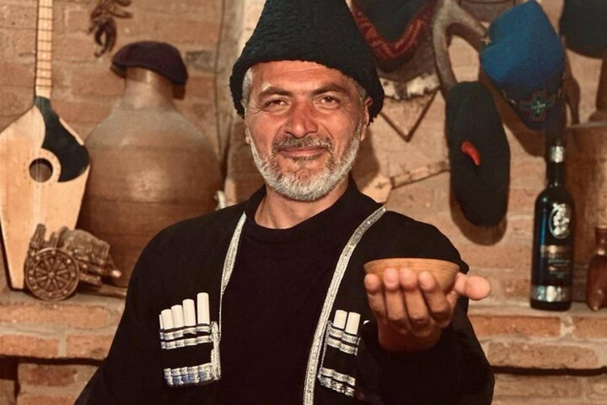 un bărbat cu pălărie își ține pumnul