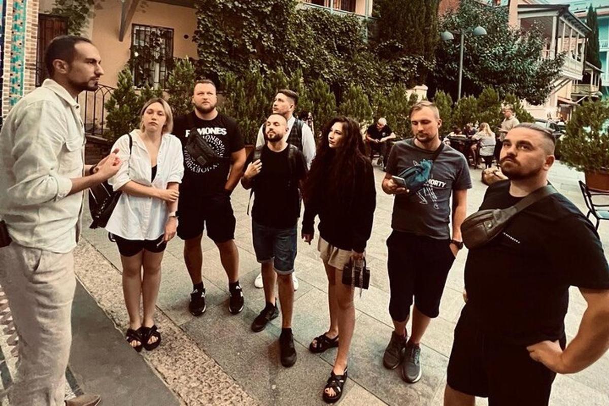 un grup de oameni care stau pe trotuar