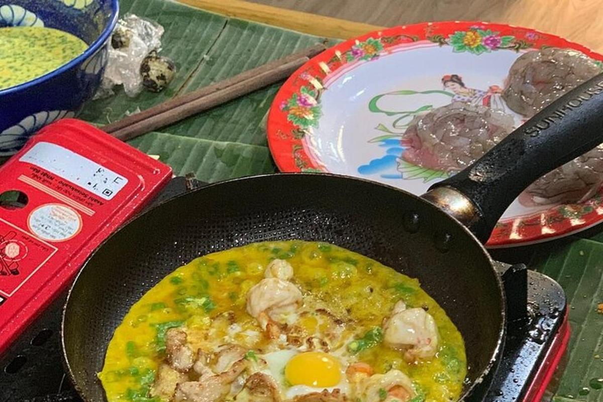 una paella de menjar amb un ou a la taula
