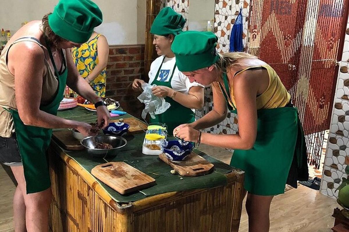 un grup de persones amb barrets verds preparant menjar