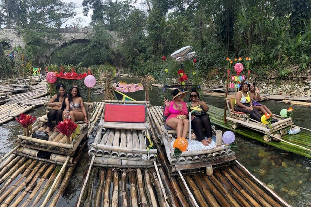 un gruppo di donne sedute su zattere in acqua