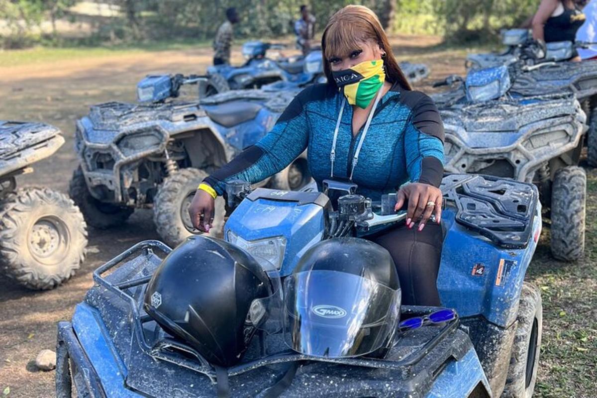 una donna che indossa una mascherina mentre guida un quad