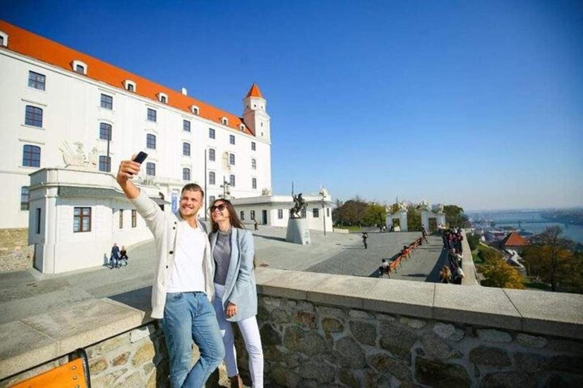 muž a žena fotia budovu