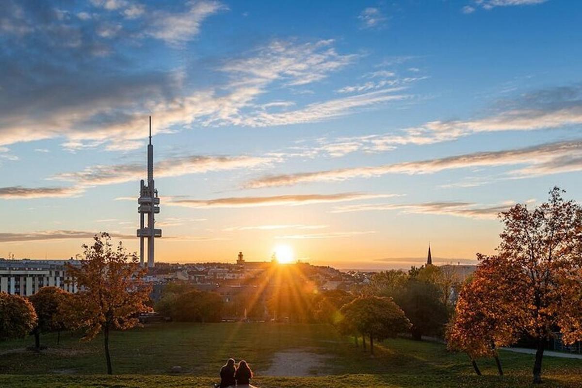 pohled na západ slunce nad městem