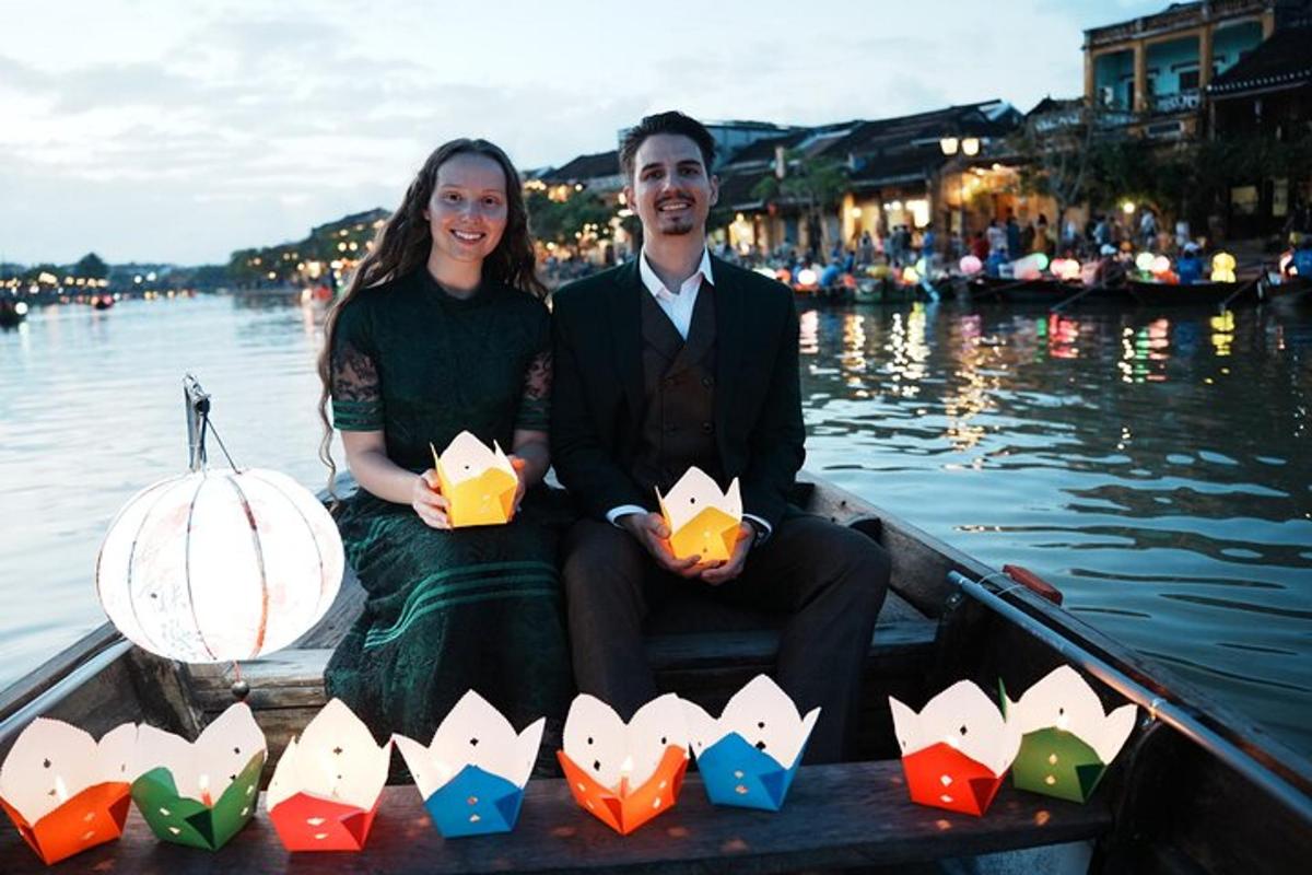 seorang pria dan seorang wanita duduk di gondola